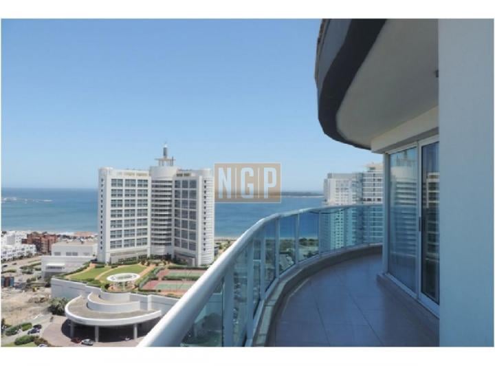 Departamento · 230m² · 4 Ambientes · 1 Cochera