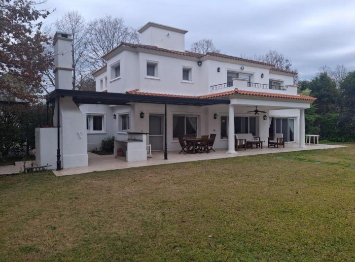 Casa · 425m² · 8 Ambientes