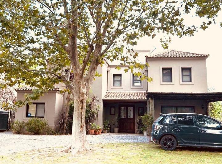 Casa · 118m² · 6 Ambientes · 2 Cocheras
