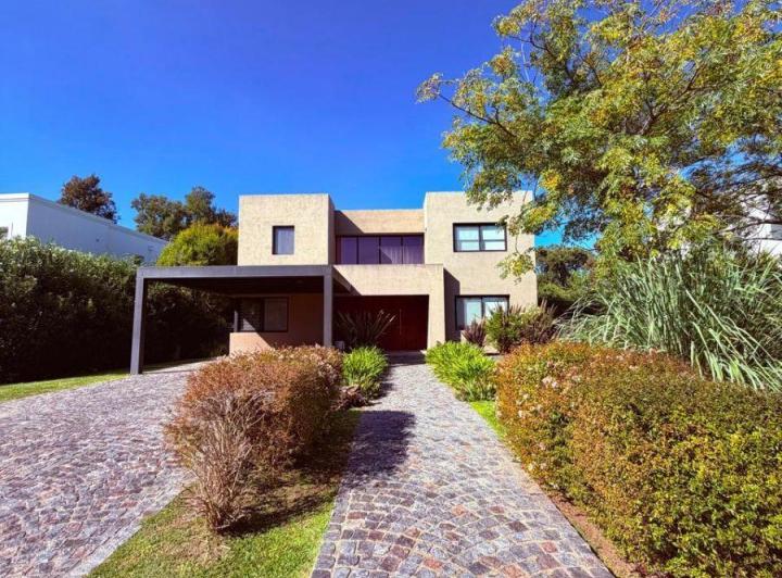 Casa · 150m² · 5 Ambientes · 2 Cocheras