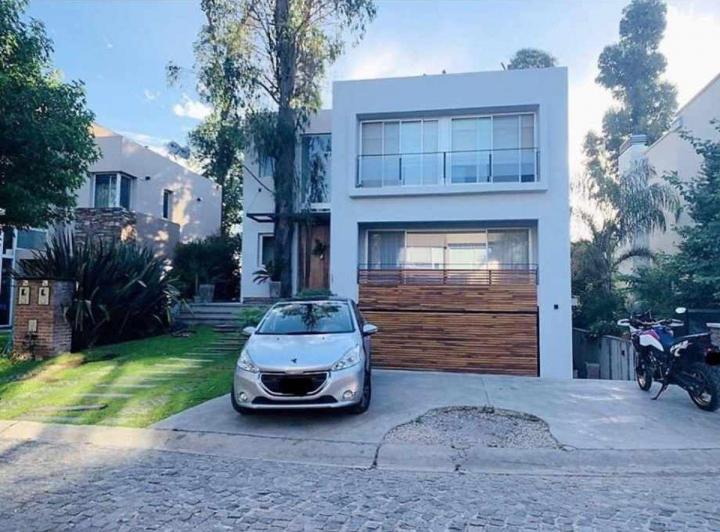 Casa · 280m² · 4 Ambientes · 1 Cochera
