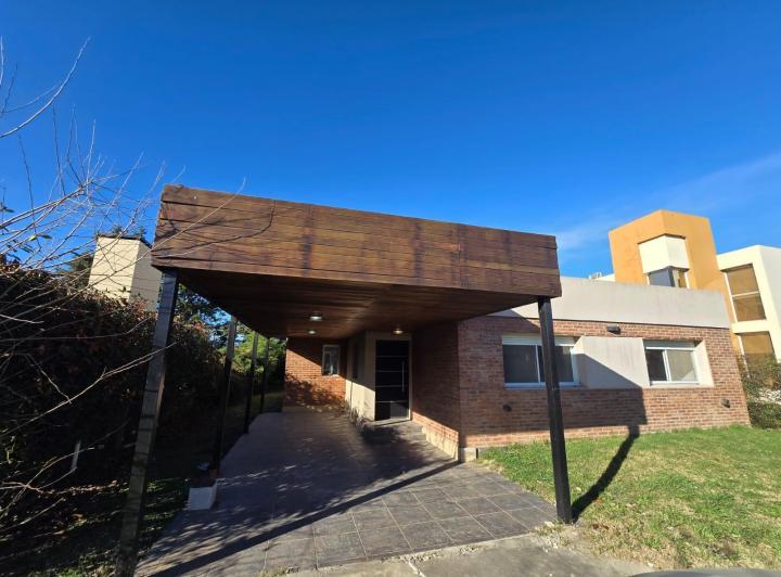 Casa · 130m² · 6 Ambientes · 2 Cocheras