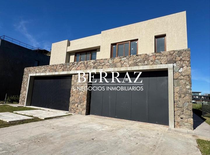 Casa · 430m² · 6 Ambientes · 2 Cocheras