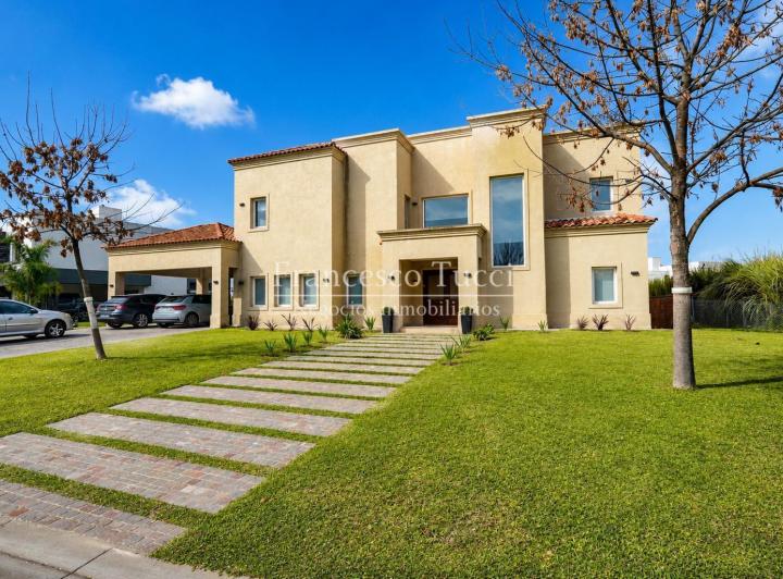 Casa · 236m² · 7 Ambientes · 6 Cocheras