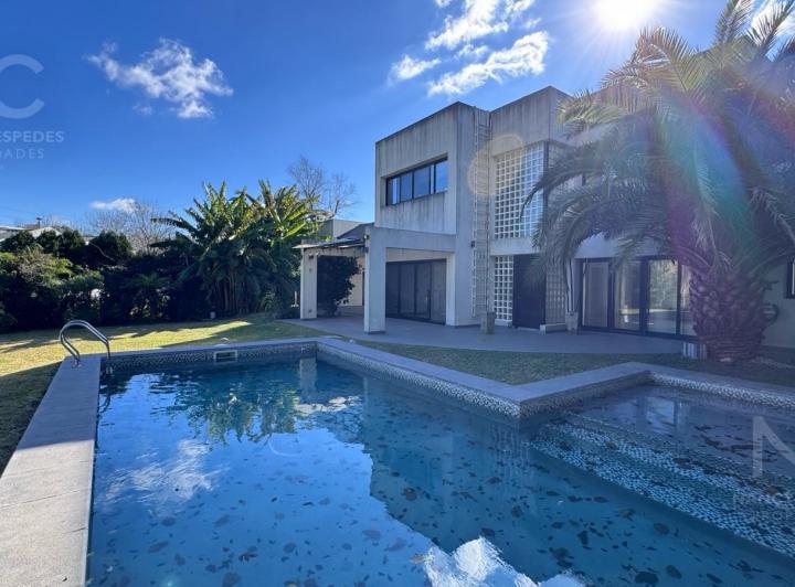 Casa · 360m² · 5 Ambientes · 2 Cocheras