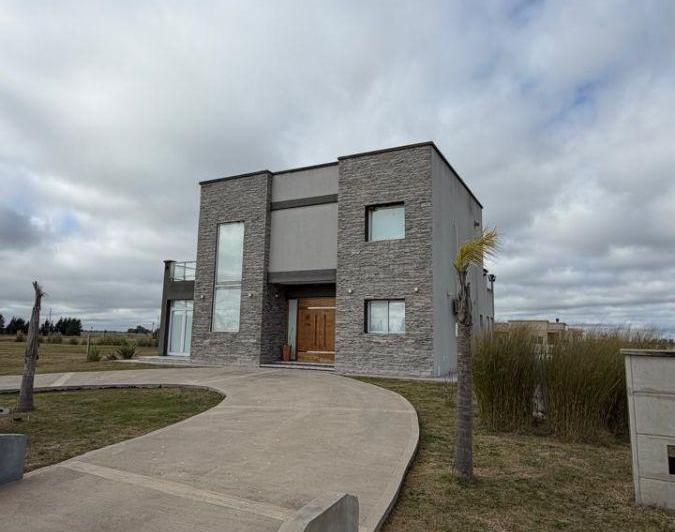Casa · 1000m² · 5 Ambientes · 1 Cochera