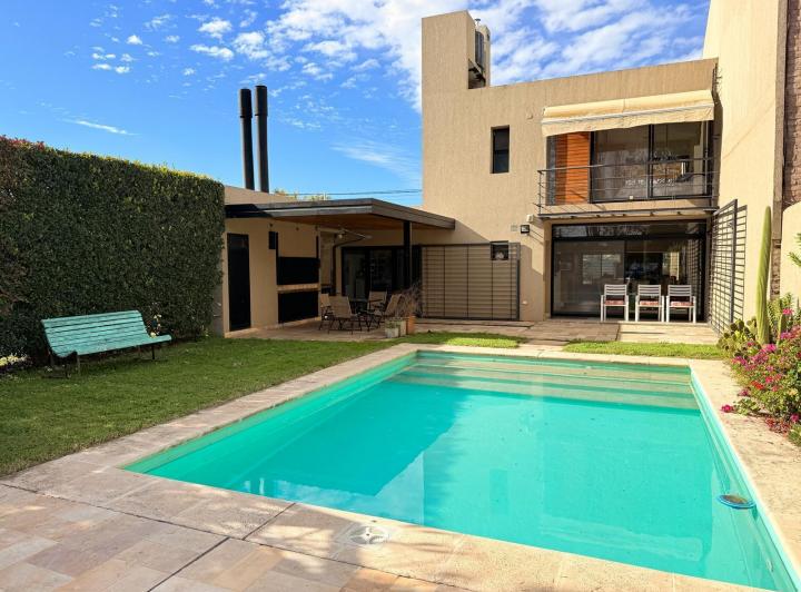 Casa · 130m² · 4 Ambientes · 2 Cocheras