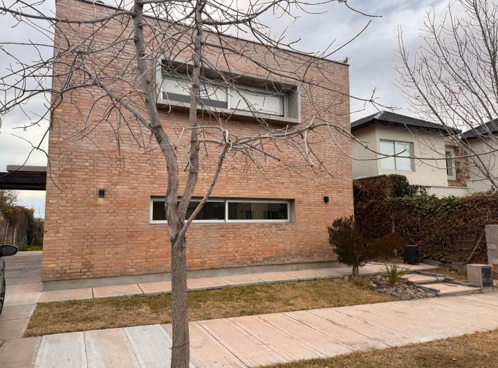 Casa · 200m² · 3 Dormitorios · 3 Cocheras