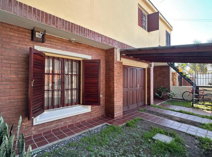 Casa · 227m² · 5 Ambientes · 2 Cocheras