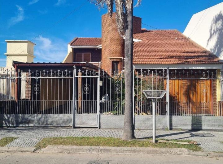 Casa · 251m² · 5 Ambientes · 3 Cocheras
