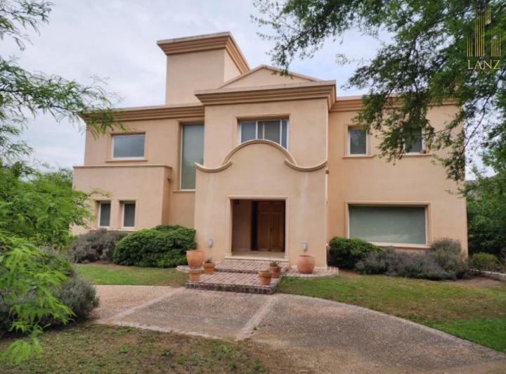 Casa · 1970m² · 12 Ambientes · 4 Cocheras