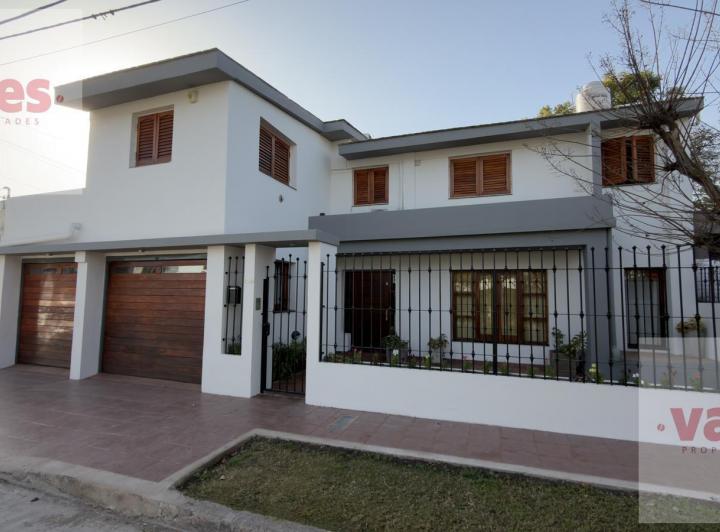Casa · 307m² · 6 Ambientes · 2 Cocheras