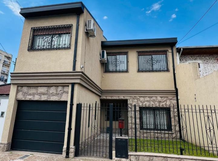 Casa · 300m² · 5 Ambientes · 3 Cocheras