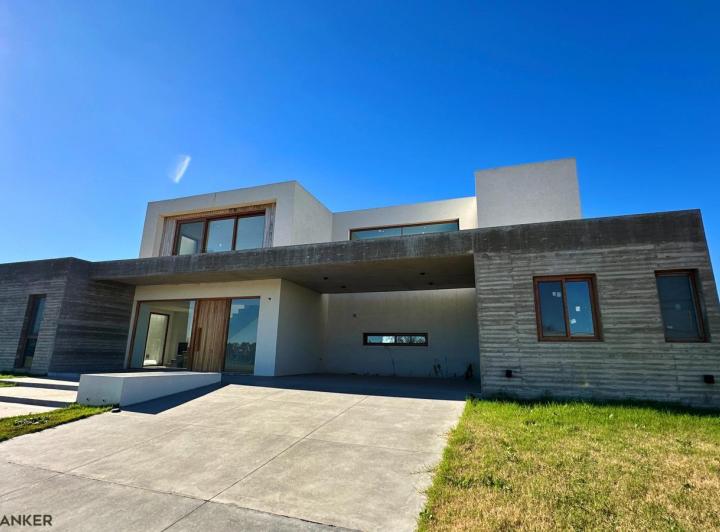 Casa · 294m² · 4 Dormitorios
