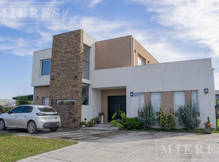 Casa · 249m² · 6 Ambientes · 2 Cocheras
