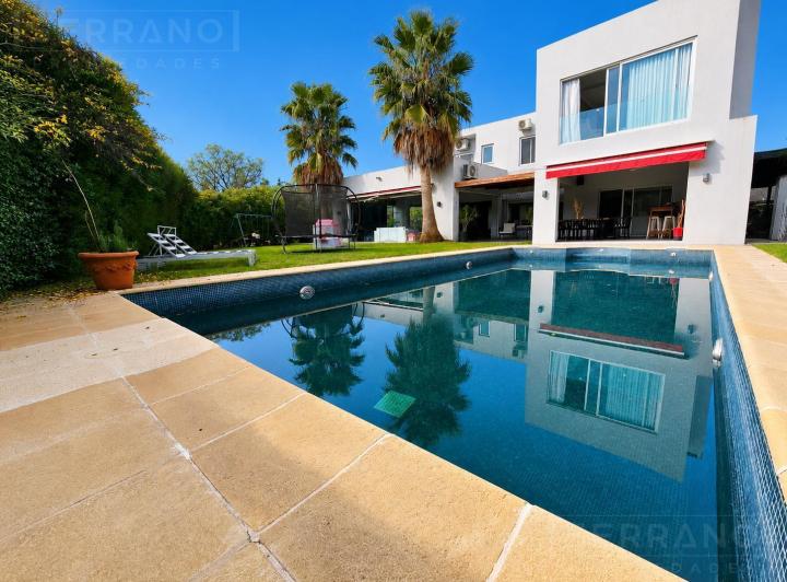 Casa · 360m² · 7 Ambientes · 4 Cocheras