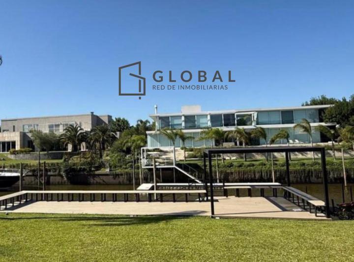 Casa · 378m² · 7 Ambientes · 2 Cocheras