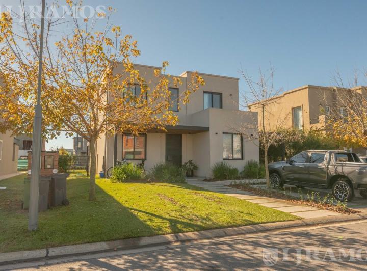 Casa · 223m² · 4 Ambientes · 4 Cocheras