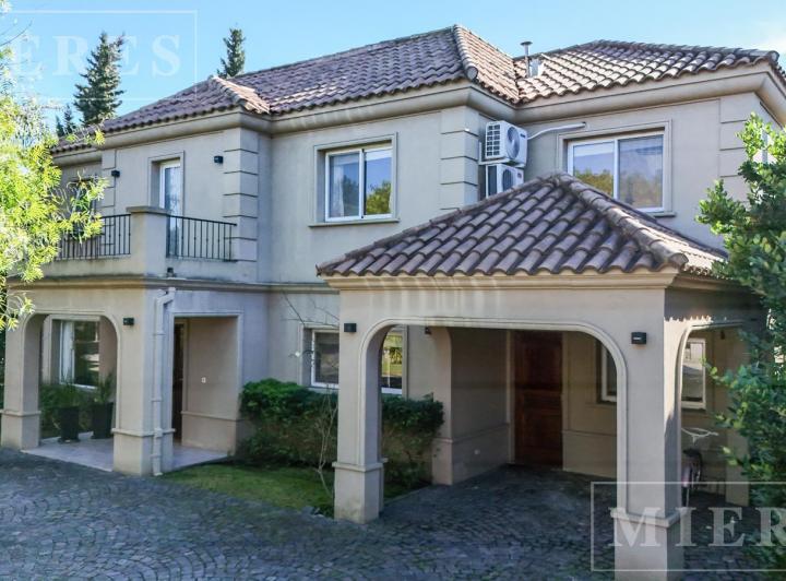Casa · 220m² · 7 Ambientes · 1 Cochera