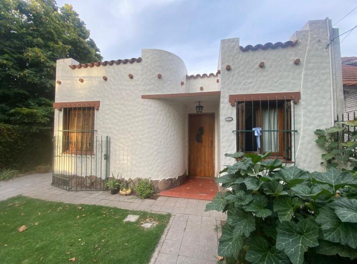 Casa · 83m² · 6 Ambientes · 2 Cocheras