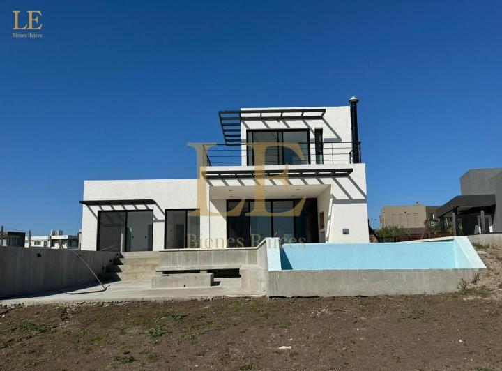 Casa · 260m² · 5 Ambientes · 5 Cocheras