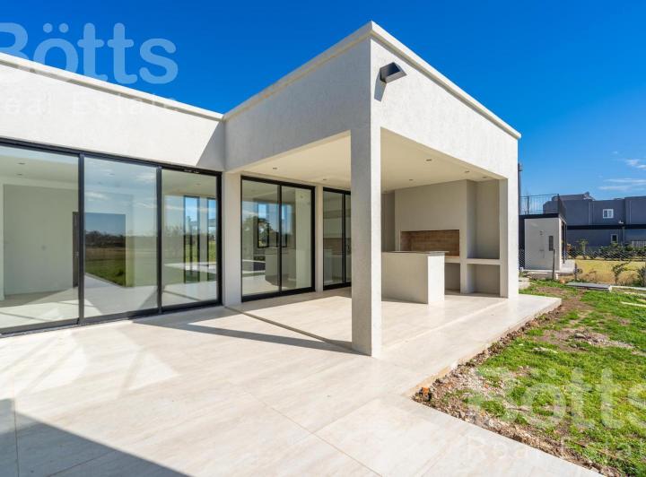 Casa · 200m² · 5 Ambientes · 2 Cocheras