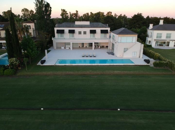 Casa · 750m² · 10 Ambientes · 4 Cocheras