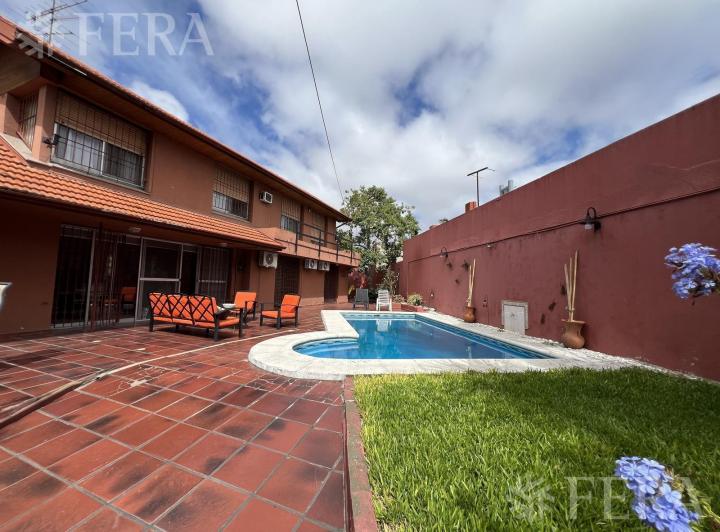 Casa · 380m² · 6 Ambientes · 4 Cocheras