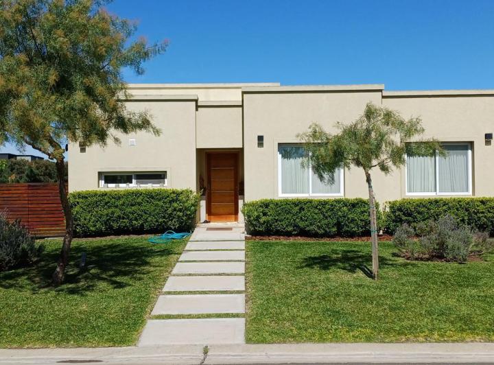 Casa · 120m² · 5 Ambientes · 4 Cocheras