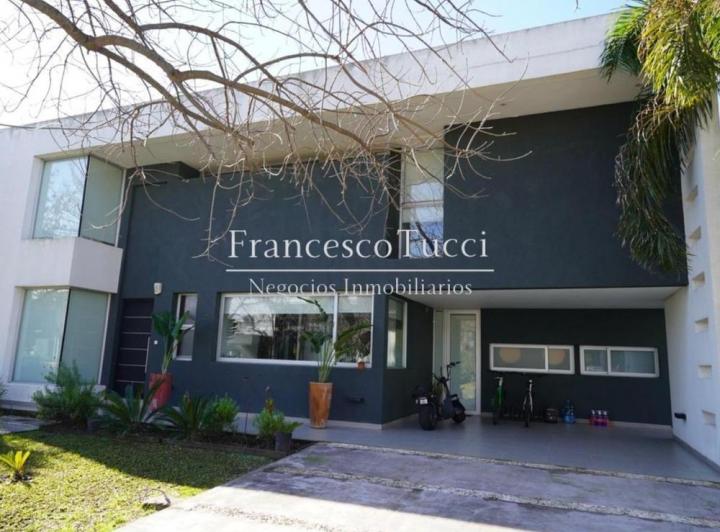 Casa · 360m² · 6 Ambientes · 2 Cocheras