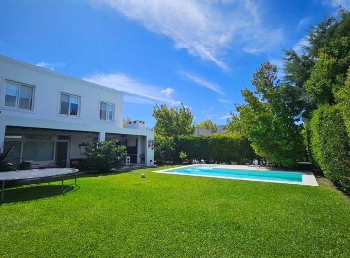 Casa · 223m² · 6 Ambientes · 4 Cocheras