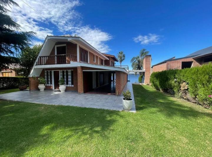 Casa · 445m² · 8 Ambientes · 1 Cochera