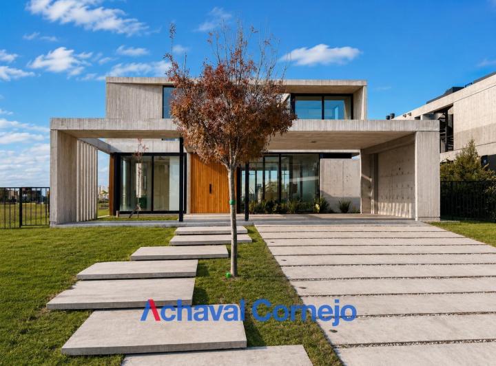 Casa · 215m² · 6 Ambientes · 6 Cocheras