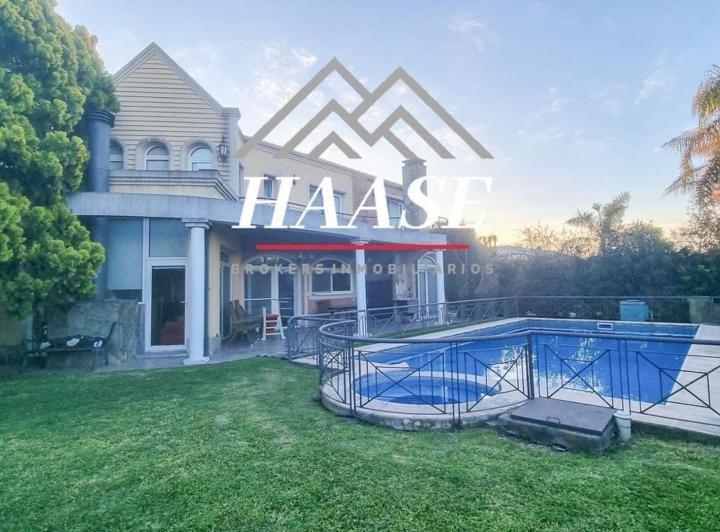 Casa · 325m² · 6 Ambientes · 2 Cocheras