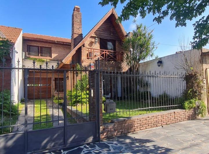 Casa · 220m² · 4 Ambientes · 1 Cochera
