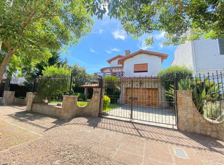 Casa · 400m² · 6 Ambientes · 1 Cochera
