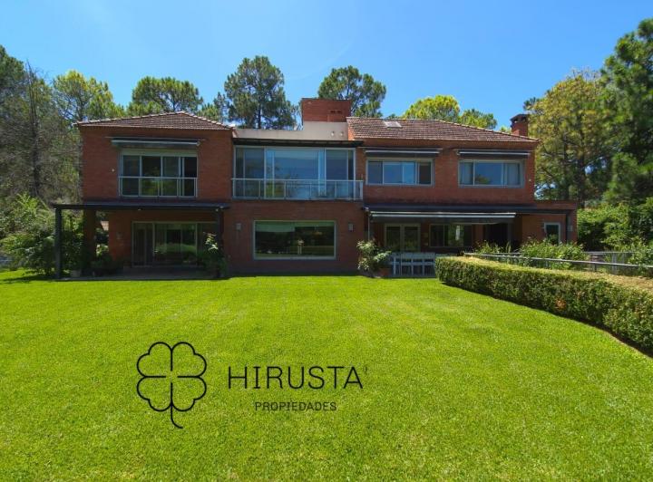 Casa · 372m² · 7 Ambientes · 1 Cochera