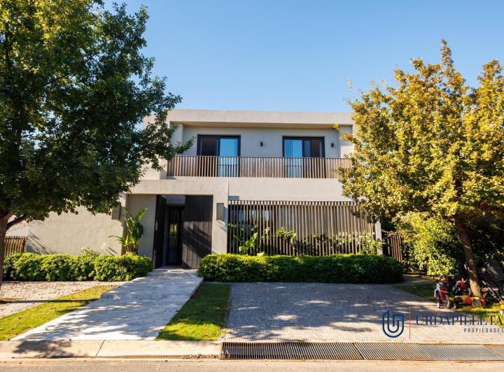Casa · 301m² · 6 Ambientes · 2 Cocheras