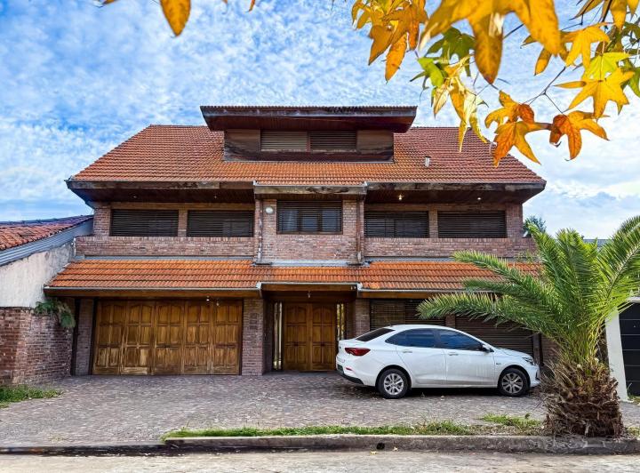 Casa · 414m² · 5 Ambientes · 2 Cocheras