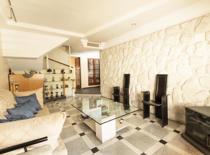 Casa · 215m² · 5 Ambientes · 2 Cocheras