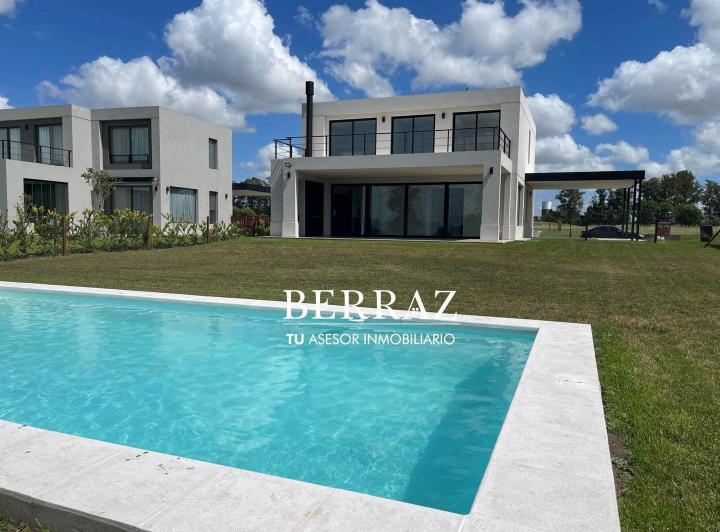 Casa · 218m² · 5 Ambientes · 2 Cocheras
