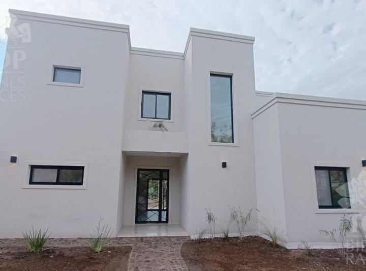 Casa · 180m² · 6 Ambientes · 1 Cochera
