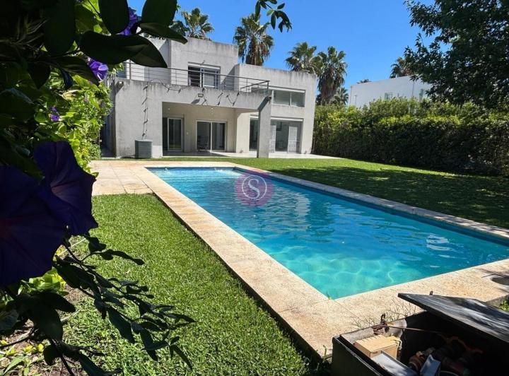 Casa · 227m² · 5 Ambientes · 1 Cochera
