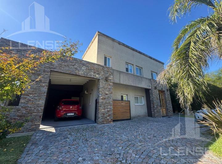 Casa · 235m² · 4 Ambientes · 2 Cocheras