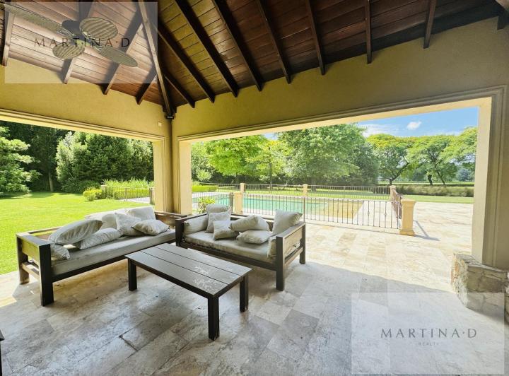 Casa · 550m² · 8 Ambientes · 9 Cocheras