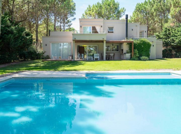 Casa · 232m² · 5 Ambientes · 2 Cocheras