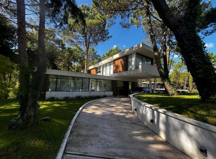 Casa · 1257m² · 5 Ambientes · 4 Cocheras