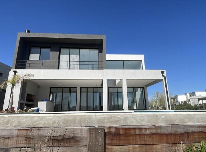 Casa · 300m² · 5 Ambientes · 2 Cocheras