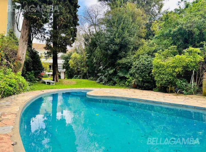 Casa · 300m² · 8 Ambientes · 3 Cocheras