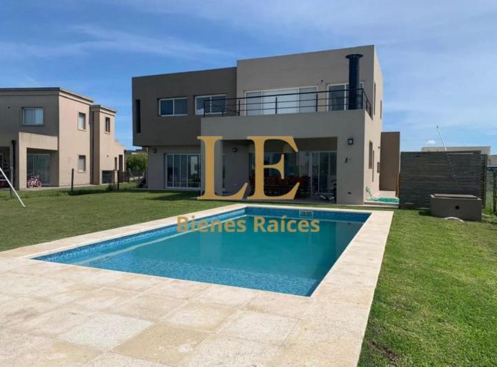 Casa · 252m² · 4 Ambientes · 4 Cocheras